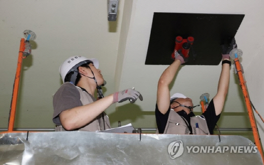 무량판 구조가 적용된 송파구 위례23단지 지하주차장의 철근 탐사기 확인 작업 모습. 사진 연합뉴스